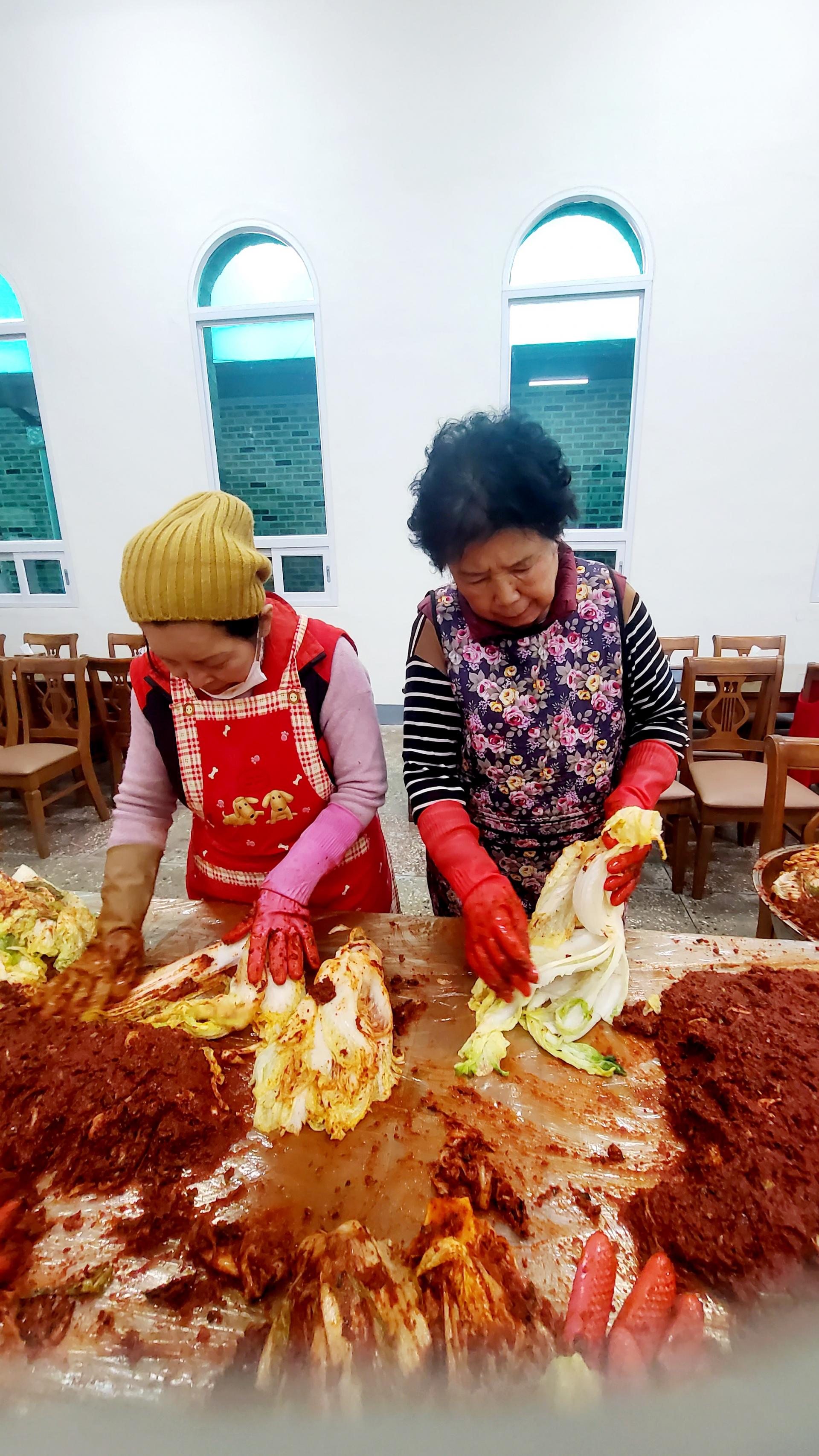 오늘은 교회 김장 하는날~♡ 이틀 전부터 배추 다듬고 절여서 씻고~~오늘