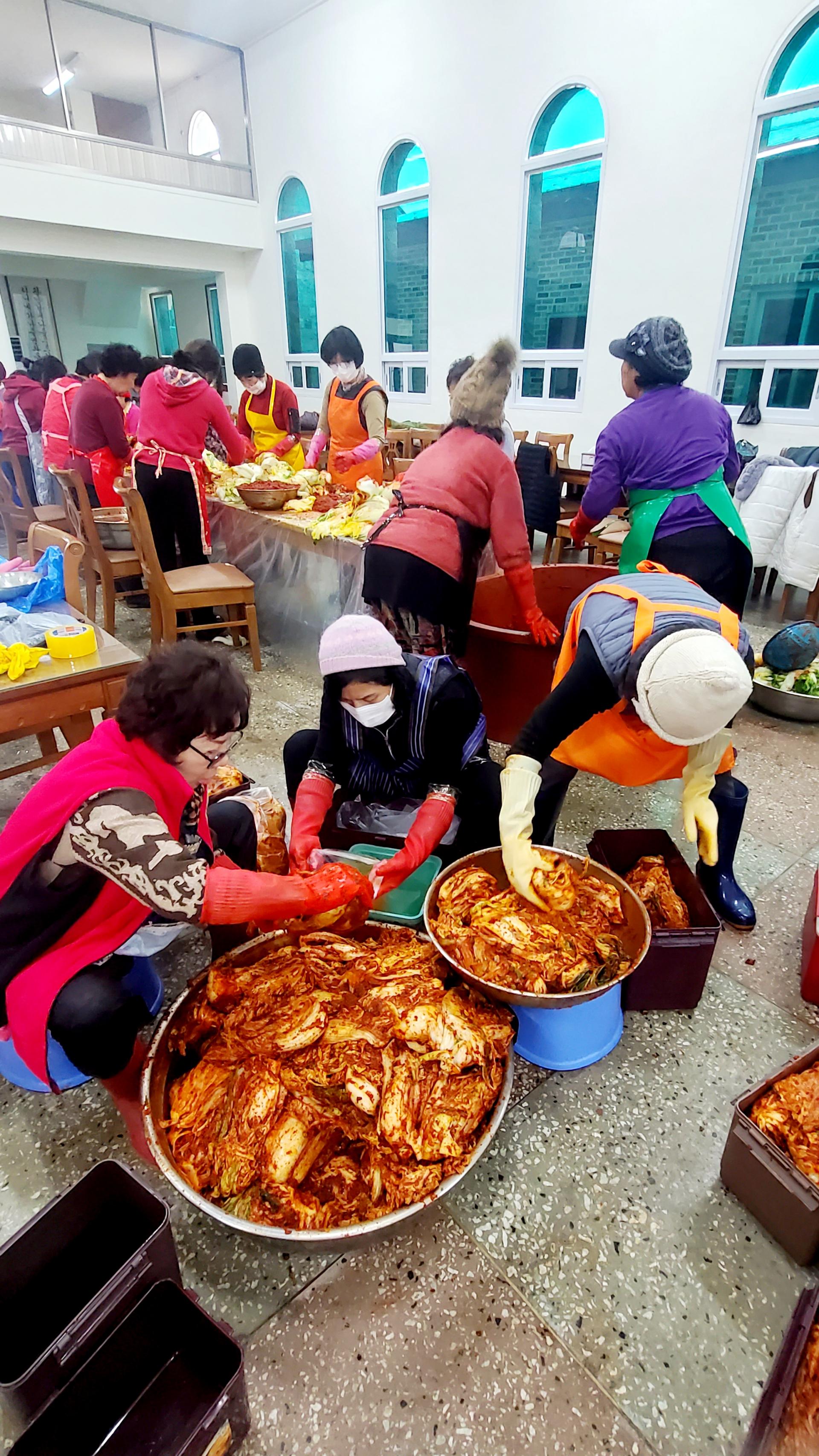 오늘은 교회 김장 하는날~♡ 이틀 전부터 배추 다듬고 절여서 씻고~~오늘