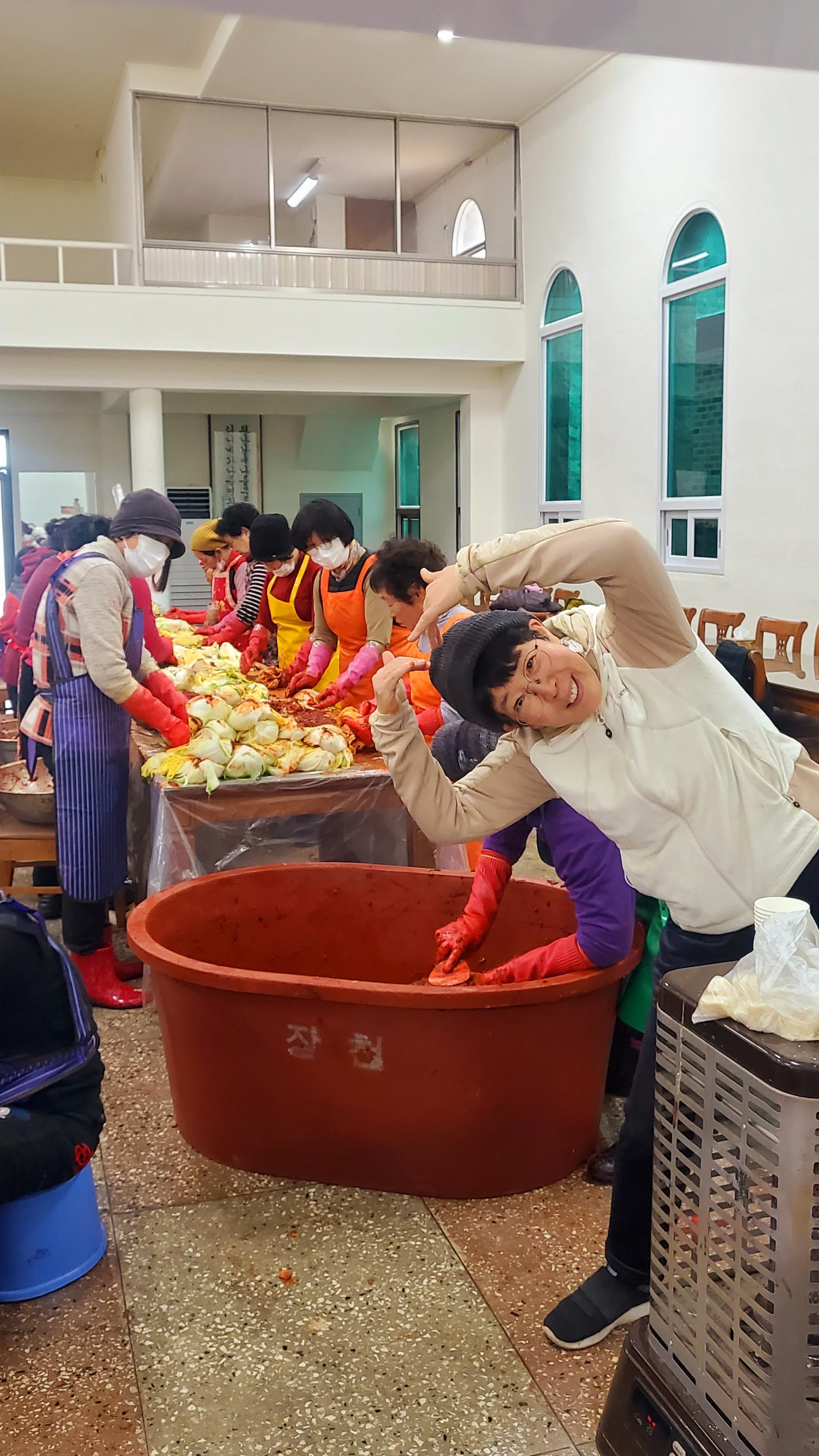 오늘은 교회 김장 하는날~♡ 이틀 전부터 배추 다듬고 절여서 씻고~~오늘