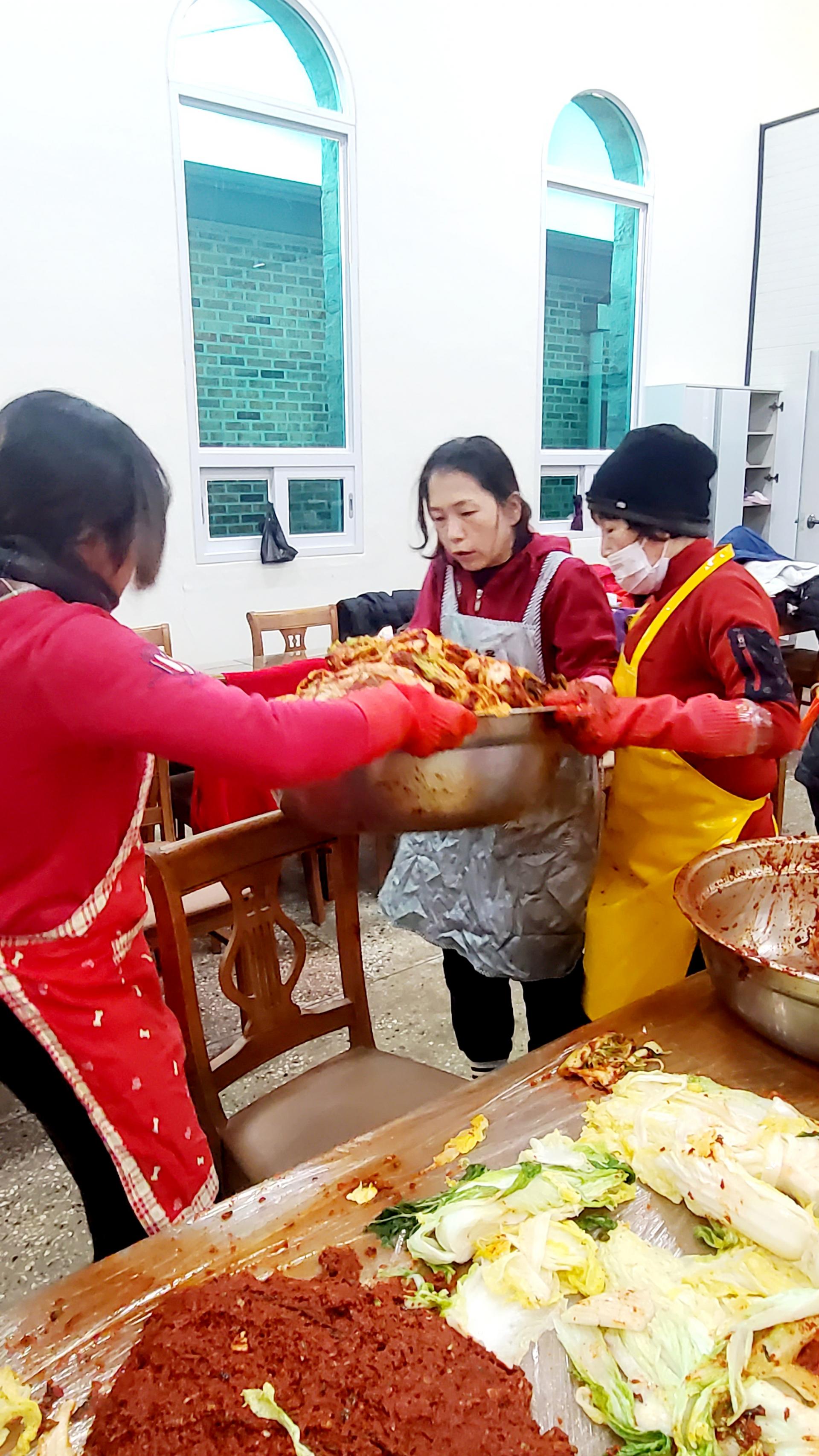 오늘은 교회 김장 하는날~♡ 이틀 전부터 배추 다듬고 절여서 씻고~~오늘