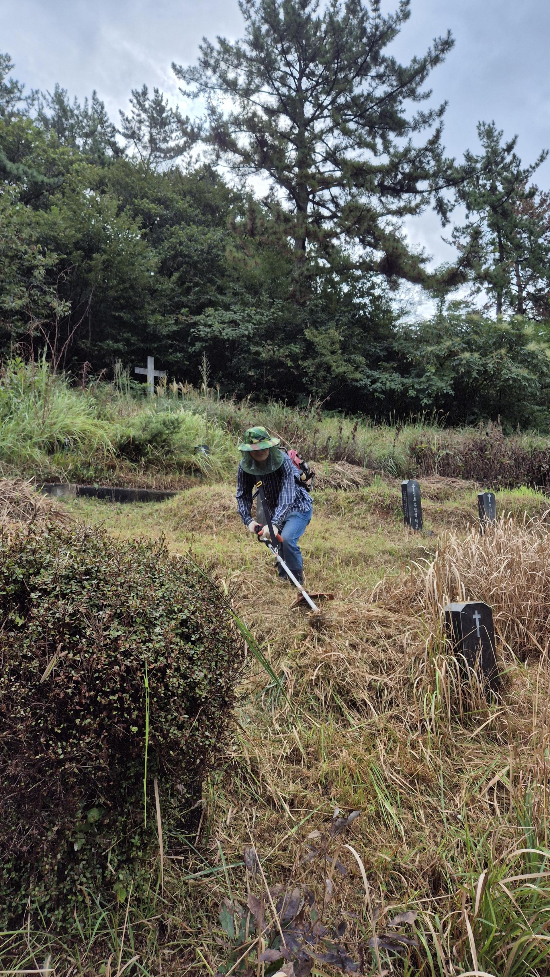 교회 동산(묘지) 벌초 추석맞이 교회 동산(묘지) 벌초 작업.. 함께 해