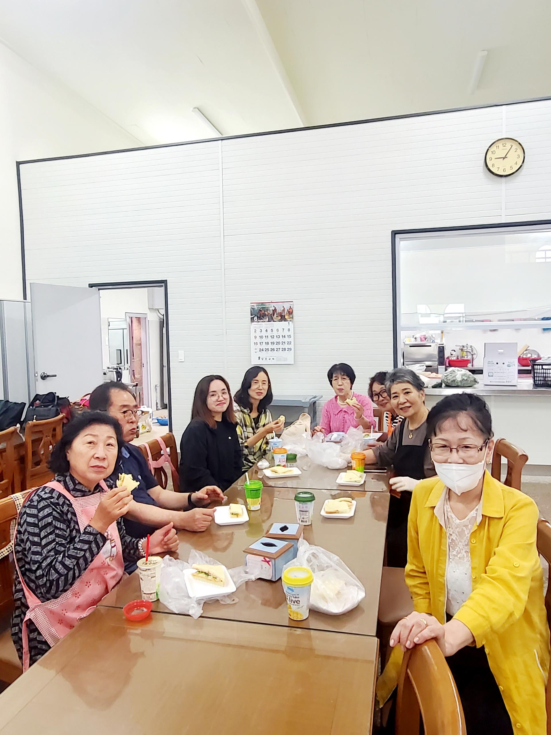 8조 식사 봉사~♡ 더운데 식사 봉사로 섬겨주신 8조원들 고맙고 감사합니